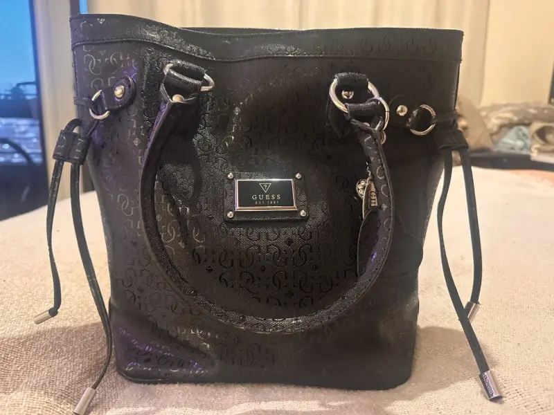 Bolso de mano Guess negro con logo - 1