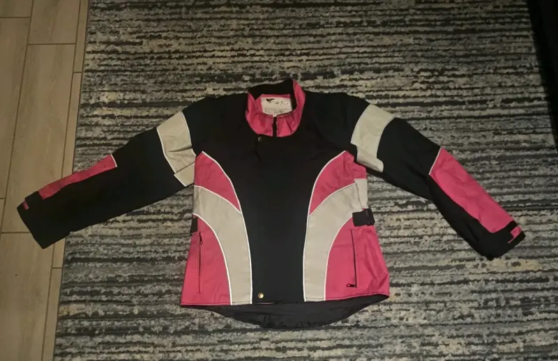 Chaqueta de moto para mujer con diseño rosado - 1