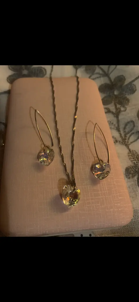 Conjunto de collar y aros con dijes de corazón
