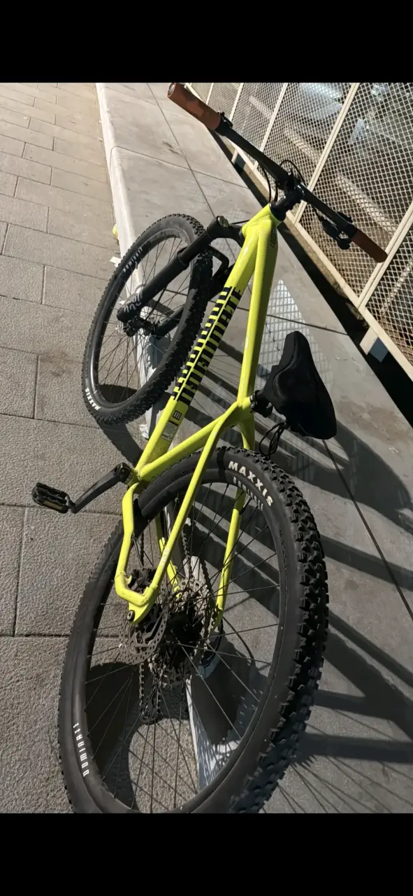 Bicicleta de montaña amarilla Technine