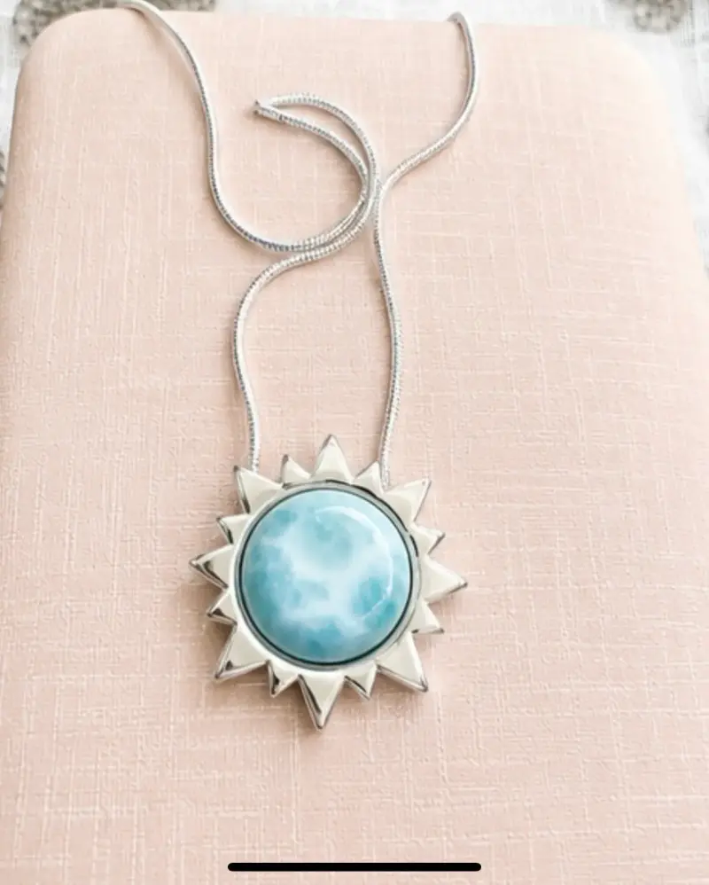 Collar de plata con colgante de sol y piedra azul