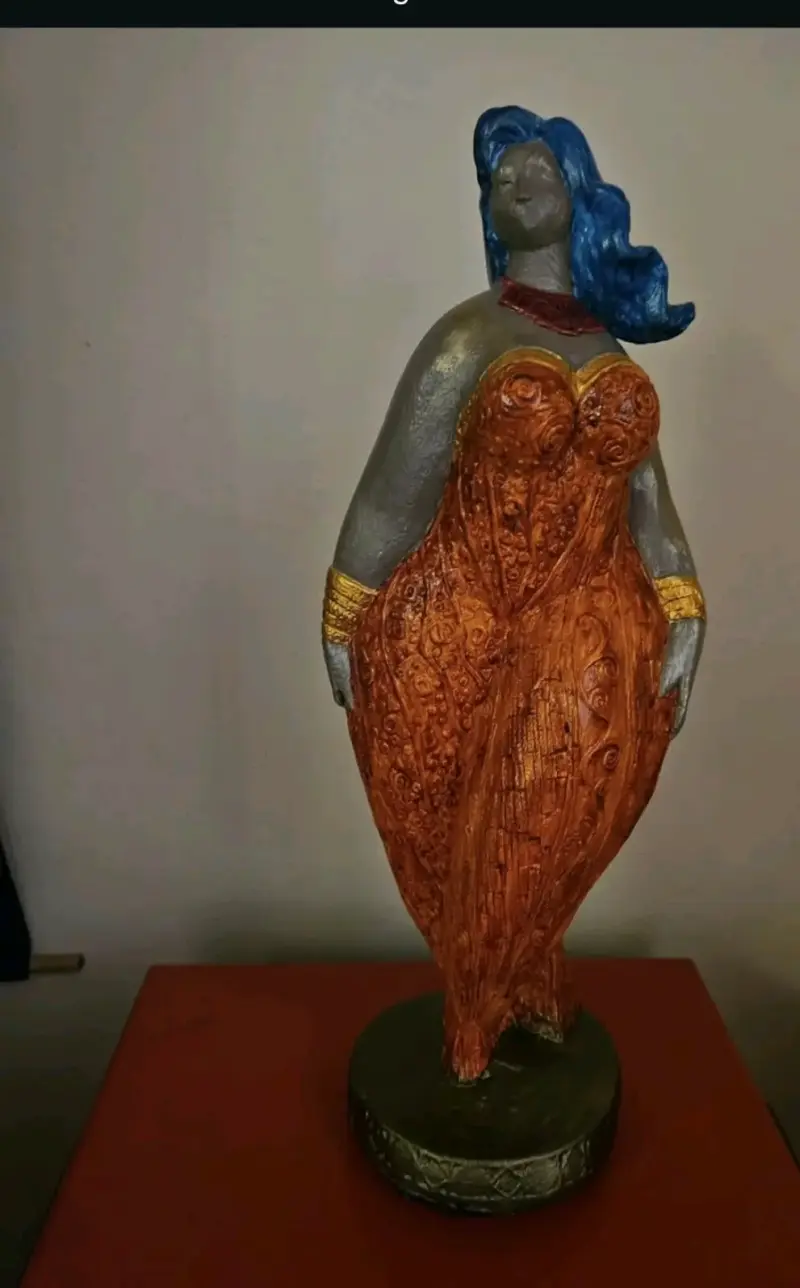 Escultura decorativa de mujer pintada a mano