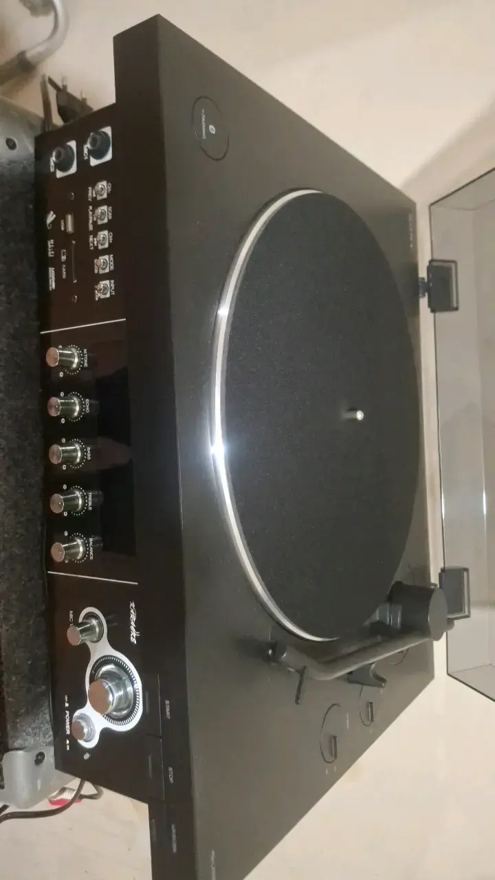 Tocadiscos Sony con amplificador y parlantes - 3