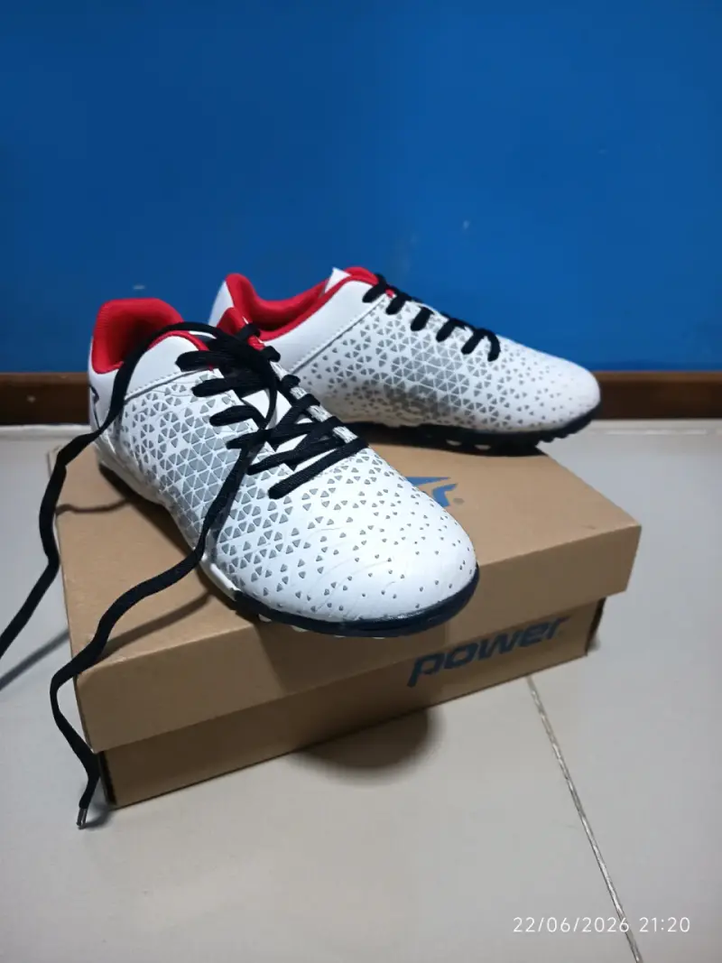 Zapatillas deportivas blancas con diseño geométrico