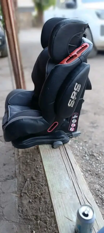 Silla de Auto Infantil Negra con Protección Latera - miniatura 1