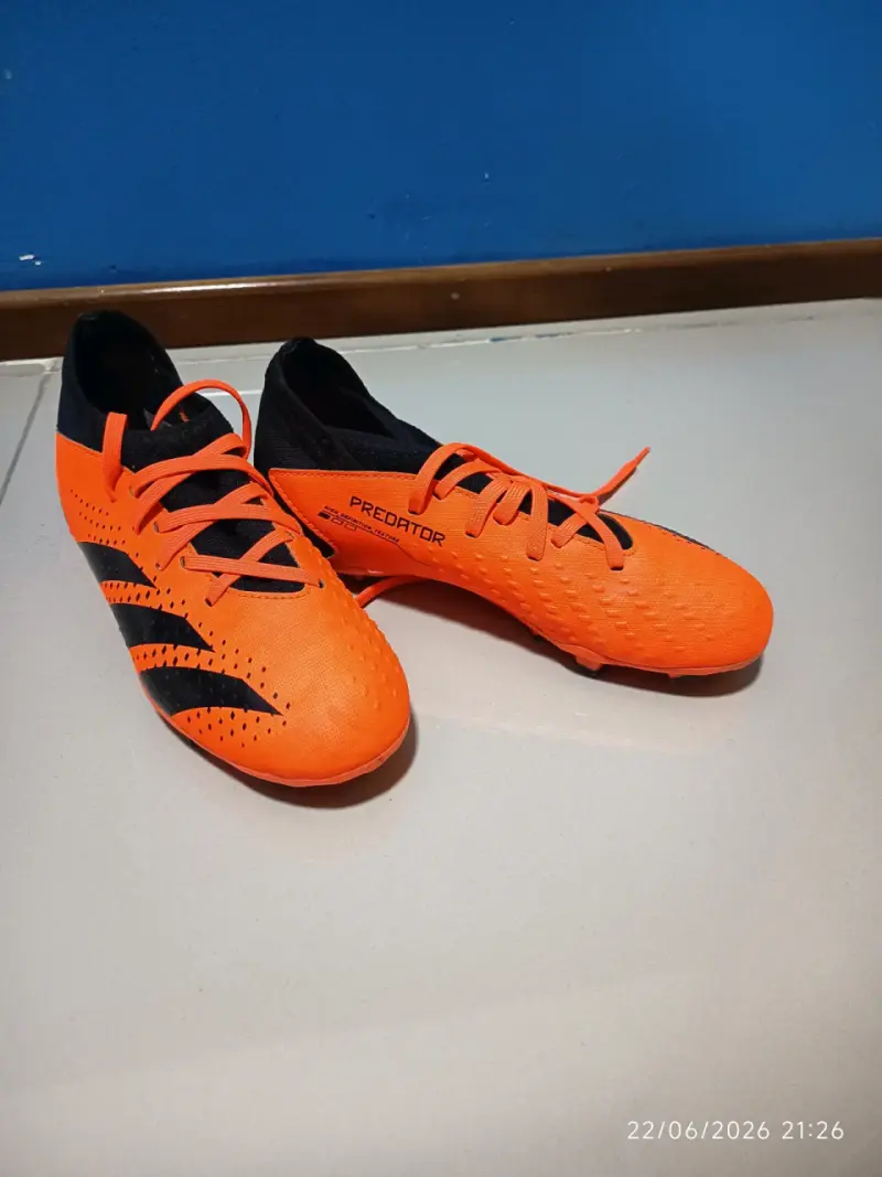 Botines de fútbol Adidas Predator naranja y negro
