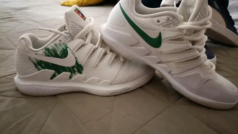 Zapatillas deportivas blancas con detalles verdes Nike - 1
