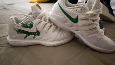 Zapatillas deportivas blancas con detalles verdes Nike - miniatura 1