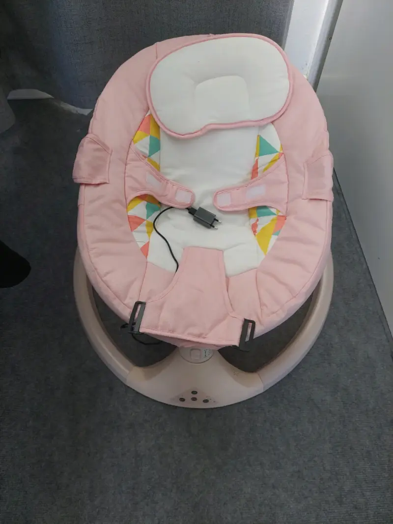 Silla mecedora para bebé rosa con cinturón - 1