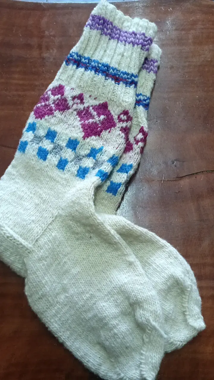Calcetines de lana tejidos a mano con diseño colorido - 1