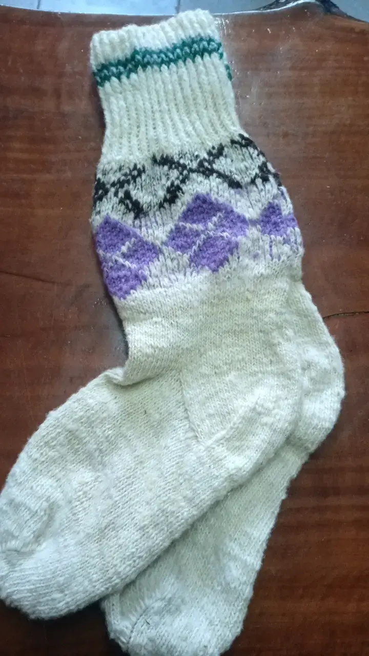 Calcetines de lana tejidos a mano con diseño colorido - 2