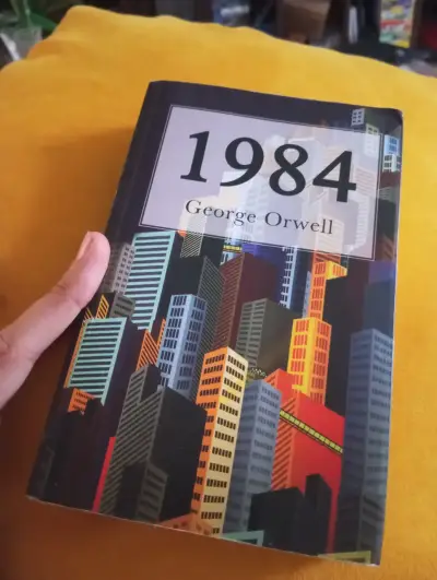 Libro 1984 de George Orwell en buen estado - miniatura 1