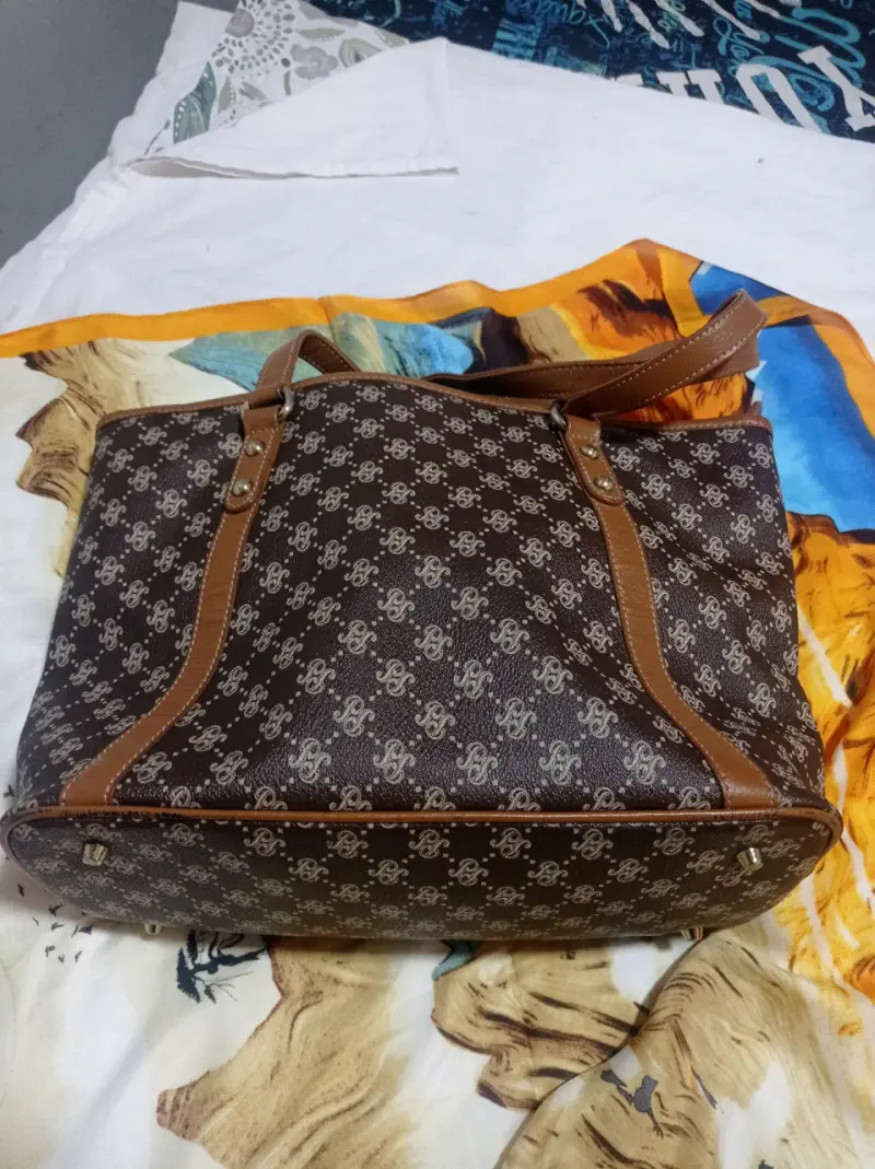 Bolso de mano marrón con diseño monograma