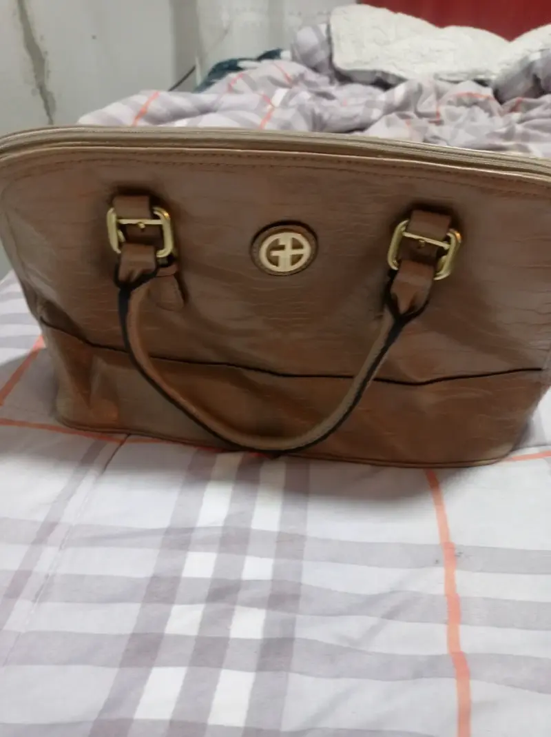 Bolso de mano marrón con detalles dorados