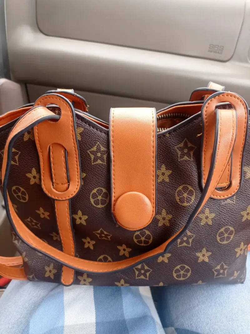 Bolso de mano marrón con detalles en cuero - 1