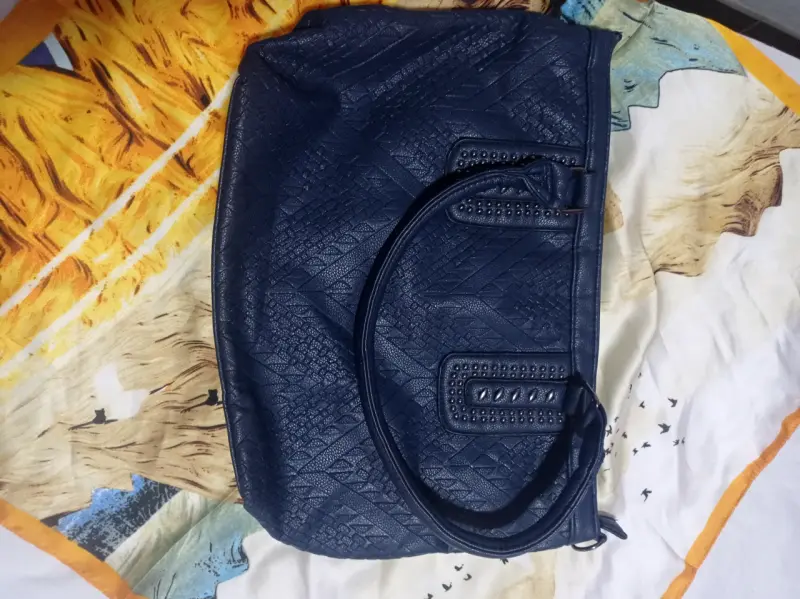 Bolso de mano marrón con detalles en cuero - 2