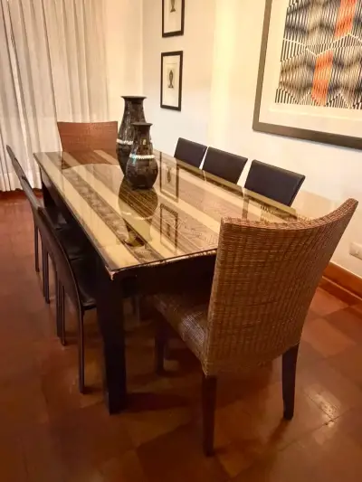 Juego de comedor con mesa de vidrio y sillas de mimbre - miniatura 1