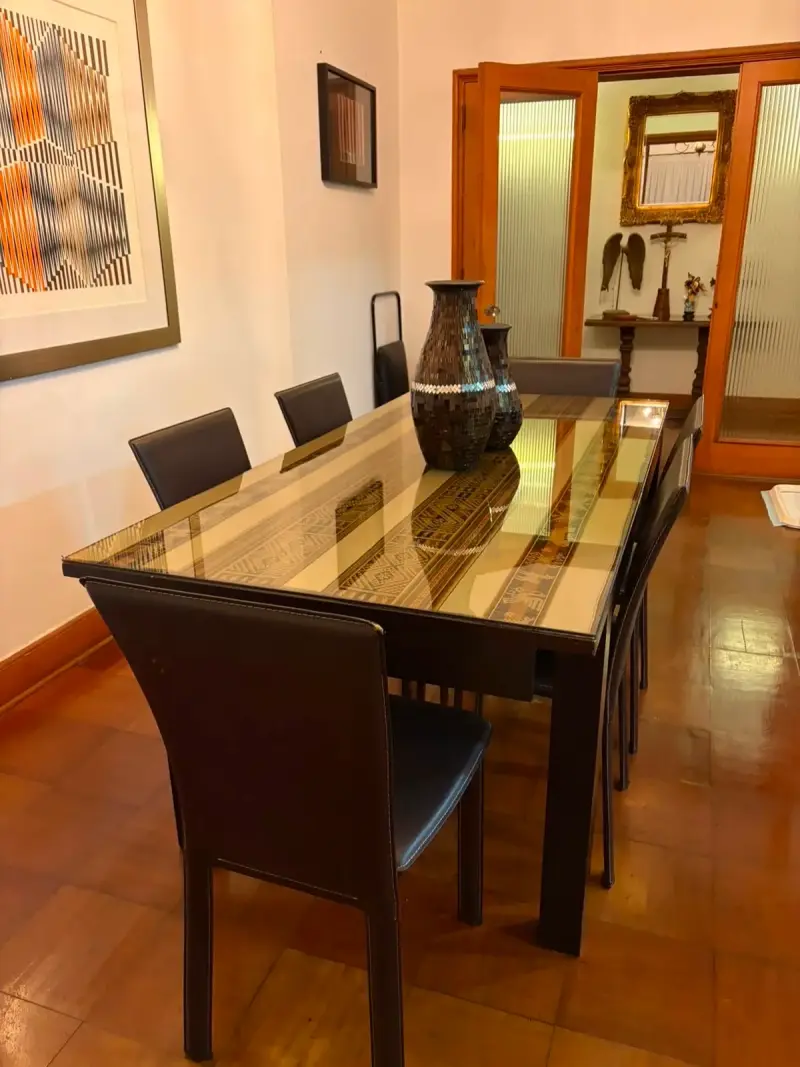 Juego de comedor con mesa de vidrio y sillas de mimbre - 4