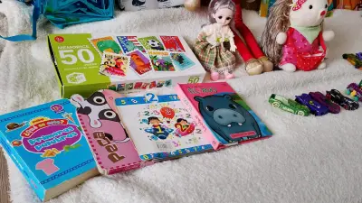Lote de libros y juguetes para niños y niñitas - miniatura 1