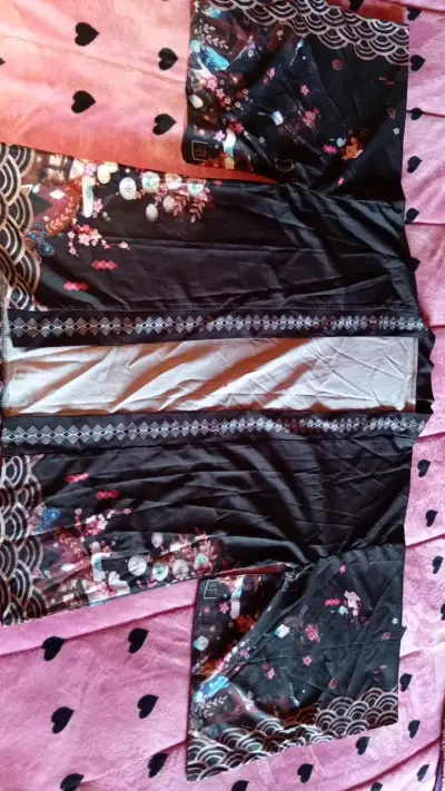 Kimono japonés con diseño floral - miniatura 1