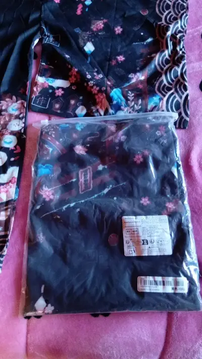 Kimono japonés con diseño floral - miniatura 2