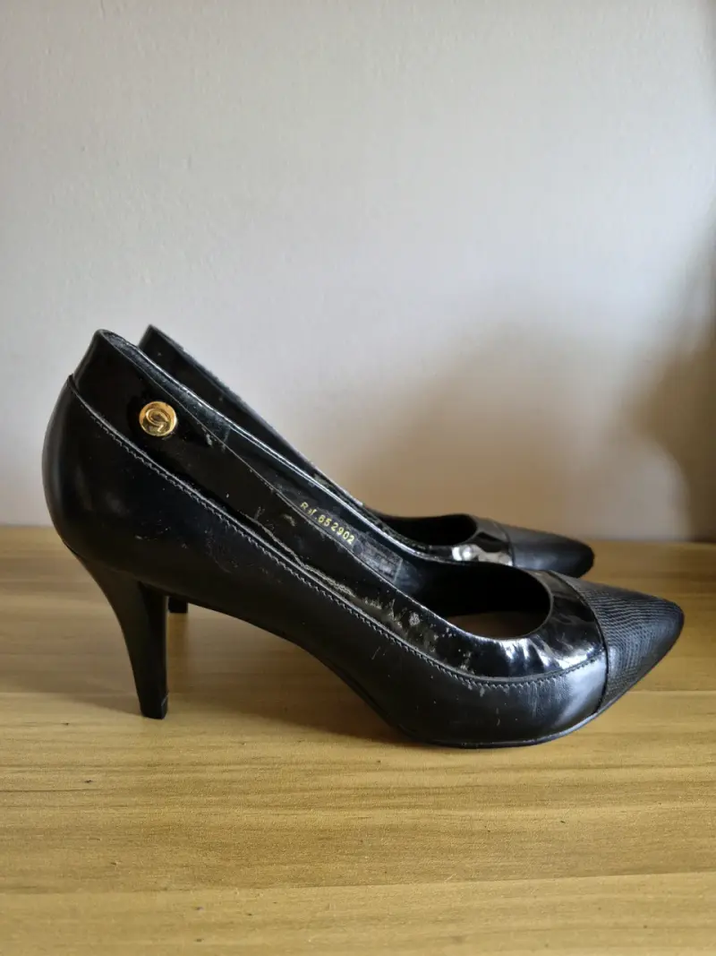 Zapatos de Tacón Negro con Detalle Dorado - 1