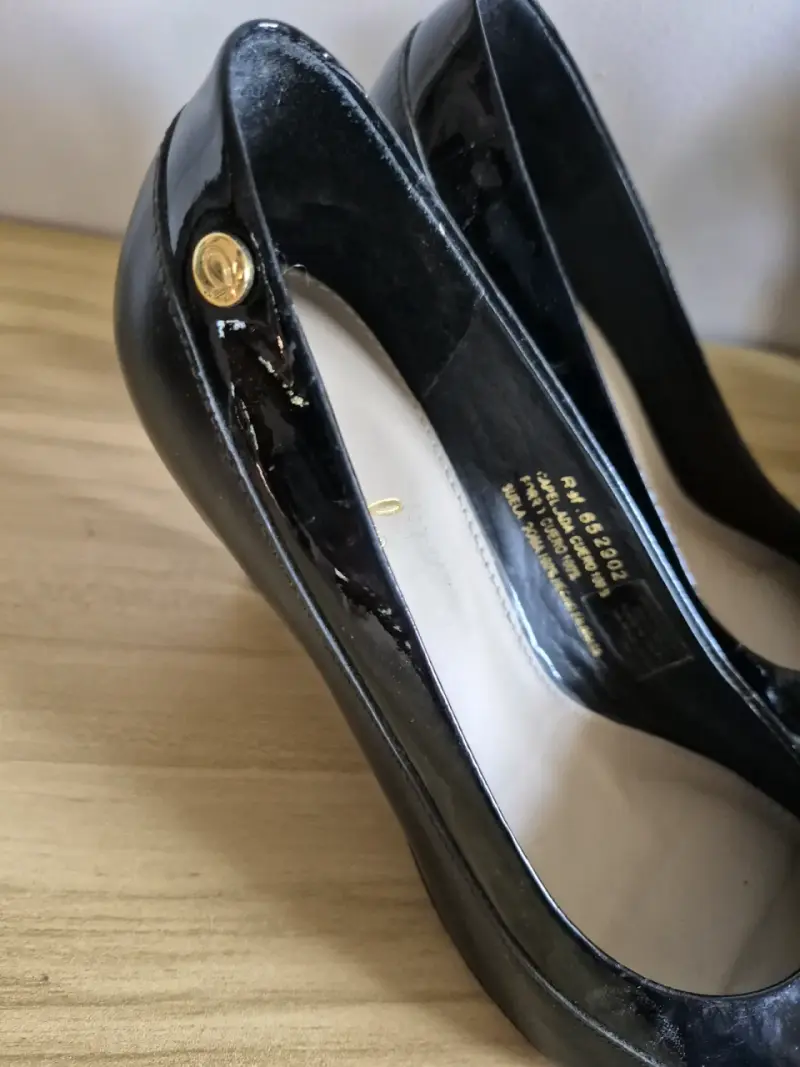 Zapatos de Tacón Negro con Detalle Dorado - 2