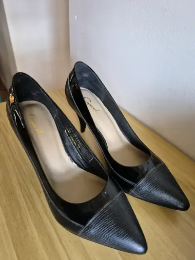 Zapatos de Tacón Negro con Detalle Dorado - miniatura 4