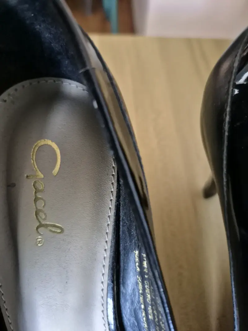 Zapatos de Tacón Negro con Detalle Dorado - 5