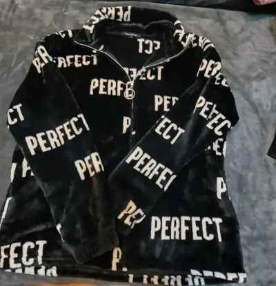Chaqueta de felpa negra con texto 'Perfect' - miniatura 1