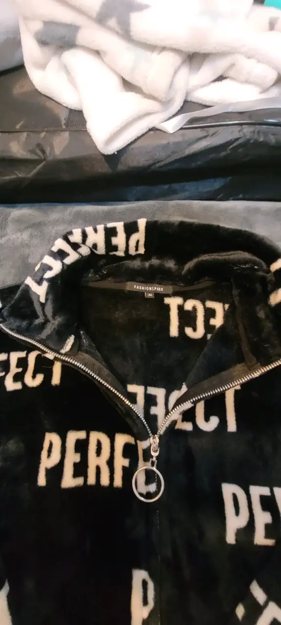 Chaqueta de felpa negra con texto 'Perfect' - 2