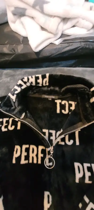 Chaqueta de felpa negra con texto 'Perfect' - miniatura 2