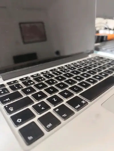 Laptop Apple MacBook con stickers decorativos - miniatura 1