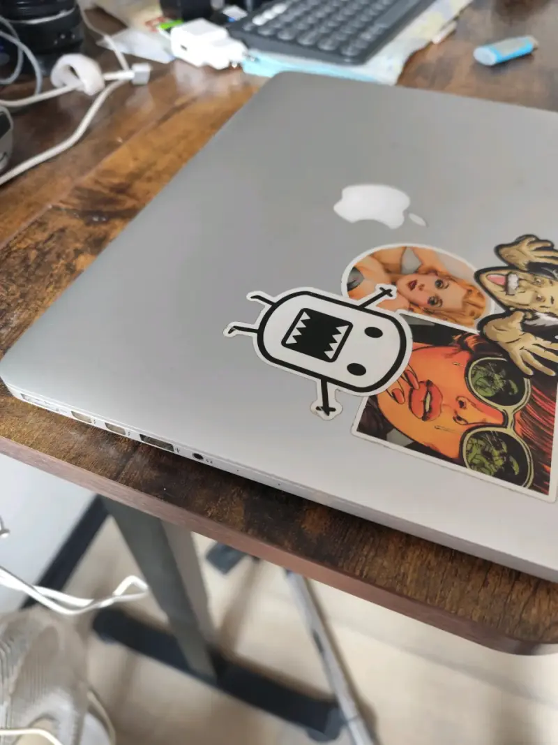 Laptop Apple MacBook con stickers decorativos - 2