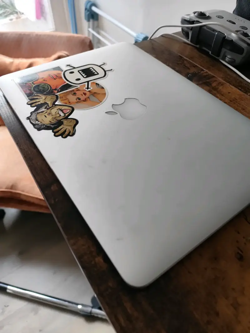 Laptop Apple MacBook con stickers decorativos - 3