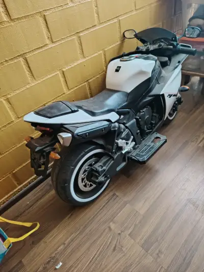 Moto deportiva blanca con luces LED - miniatura 1