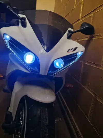 Moto deportiva blanca con luces LED - miniatura 2