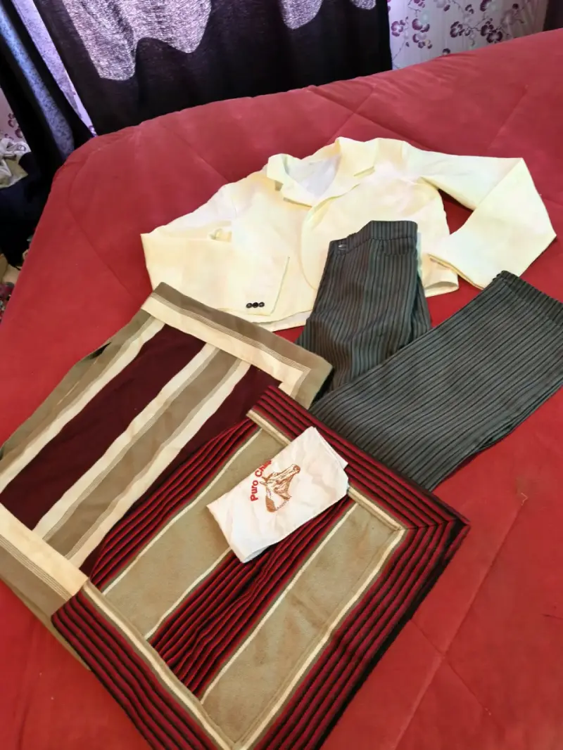 Traje de huaso chileno con chaqueta y pantalón