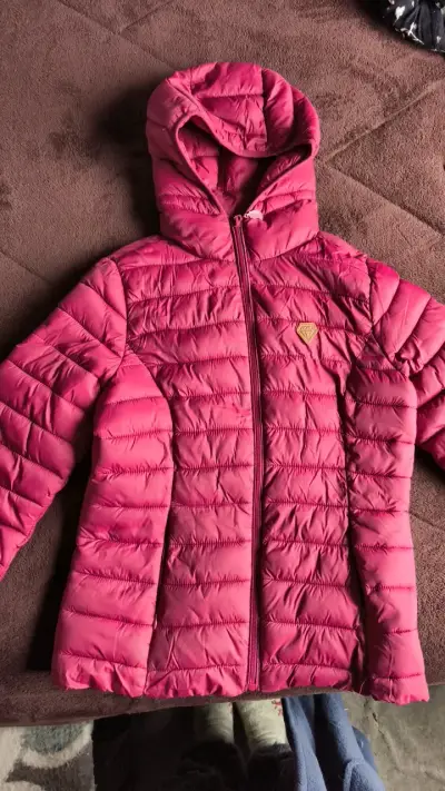 Chaqueta acolchada roja con capucha - miniatura 1