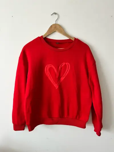 Polerón rojo con diseño de corazón Shein - miniatura 1