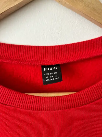 Polerón rojo con diseño de corazón Shein - miniatura 3