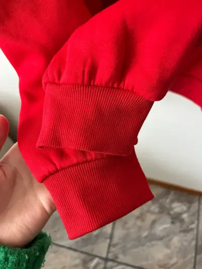 Polerón rojo con diseño de corazón Shein - miniatura 4