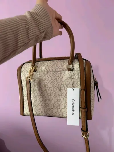Bolso de mano Calvin Klein beige con logo - miniatura 1