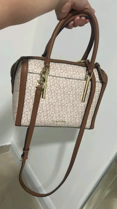 Bolso de mano Calvin Klein beige con logo - miniatura 3