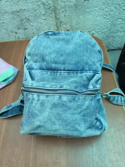 Mochila de mezclilla celeste con cierre frontal - miniatura 1