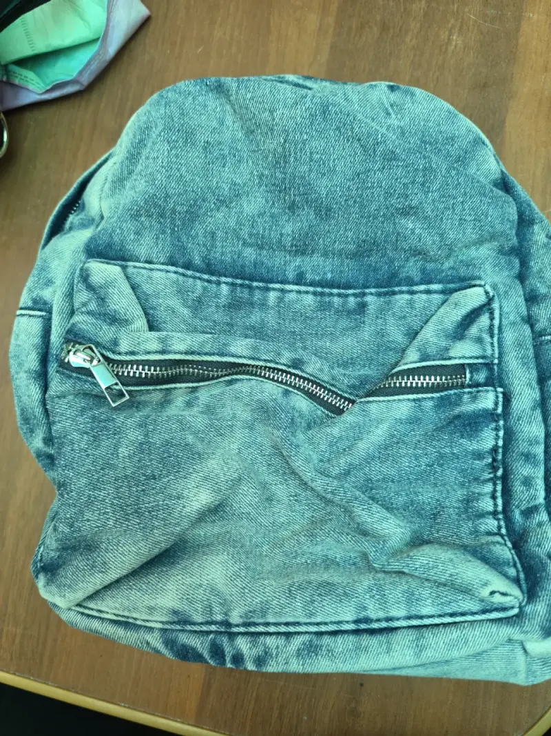 Mochila de mezclilla celeste con cierre frontal - 2
