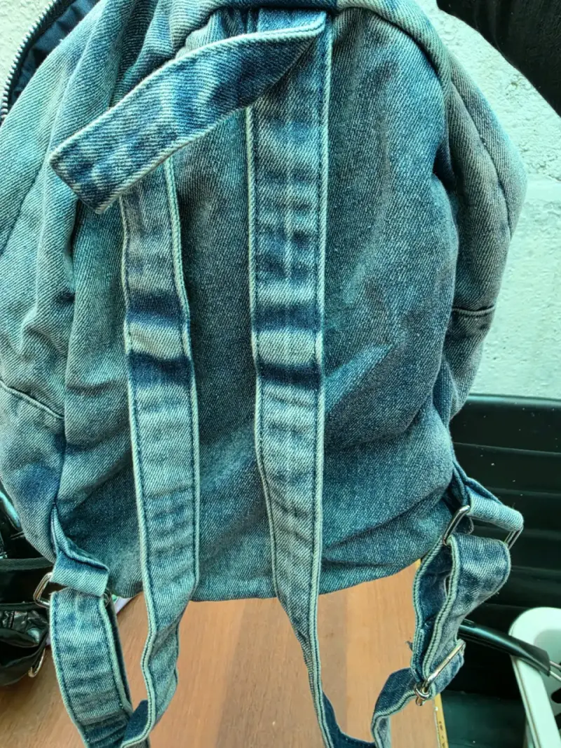 Mochila de mezclilla celeste con cierre frontal - 3