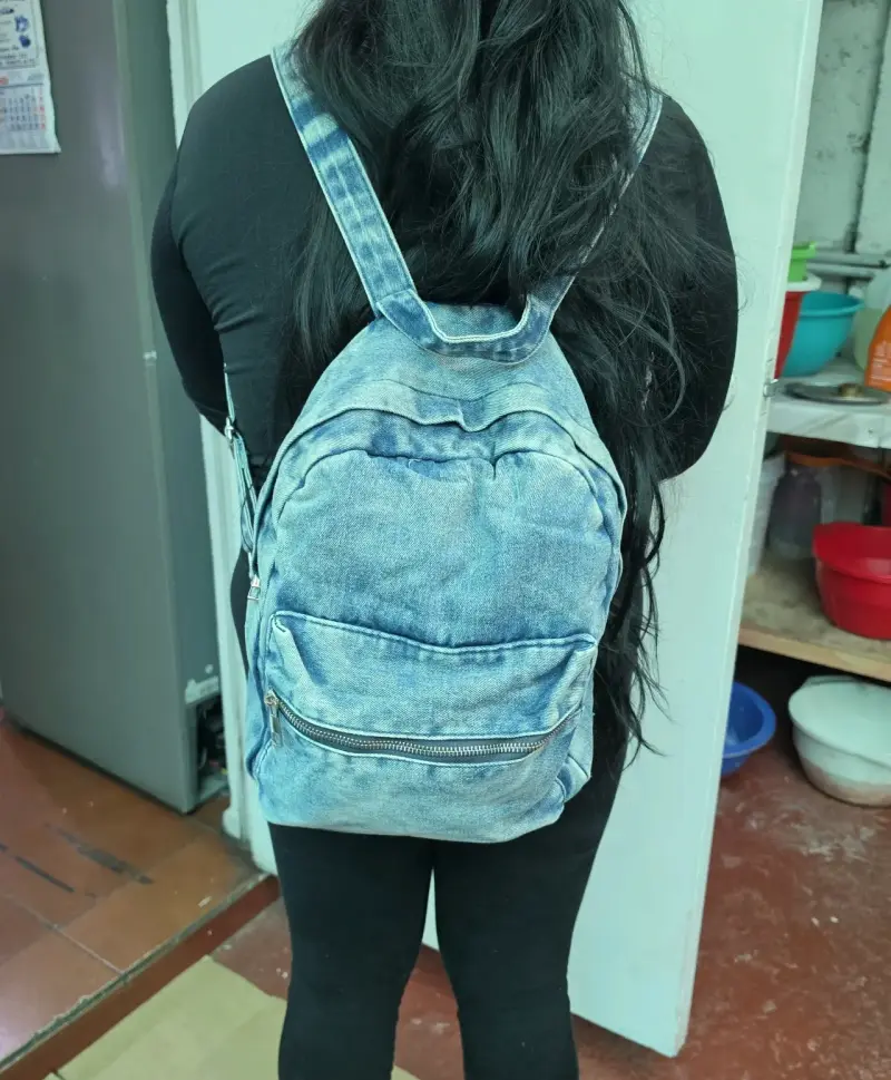 Mochila de mezclilla celeste con cierre frontal - 5