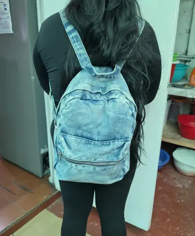 Mochila de mezclilla celeste con cierre frontal - miniatura 5