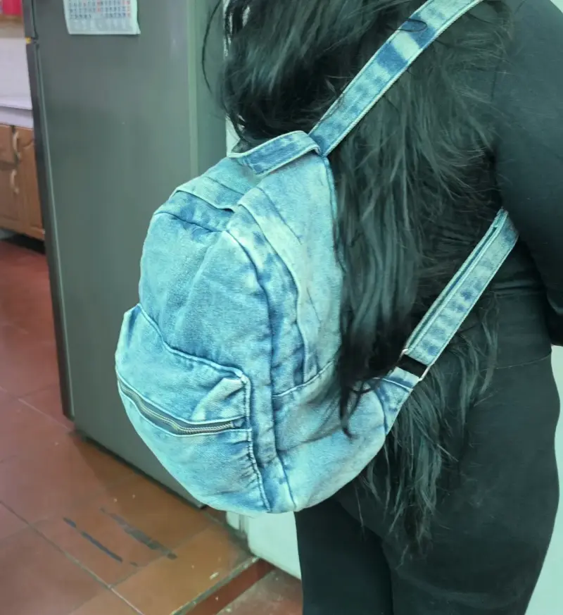 Mochila de mezclilla celeste con cierre frontal - 6